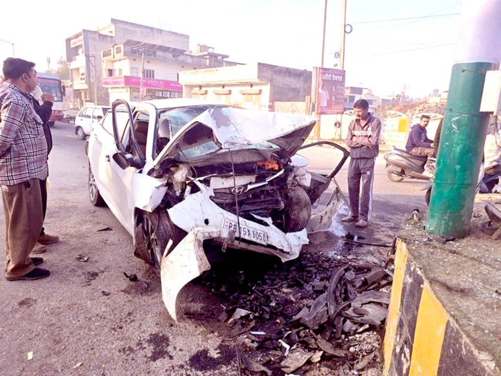 Horrific accident in Abohar Speeding car hits divider 3 including two brothers die